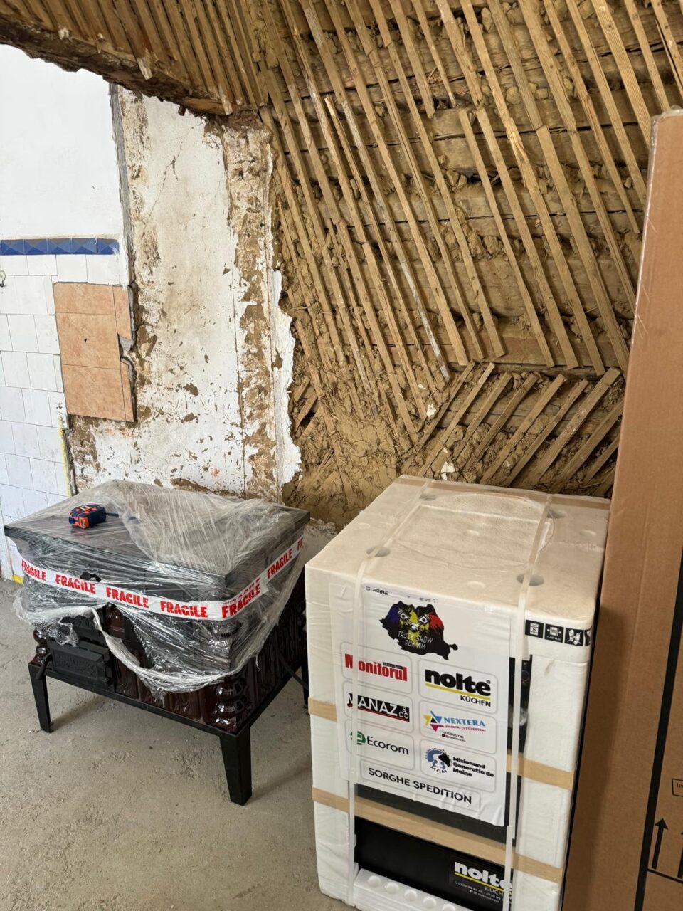 Surpriză pentru 11 familii din Broșteni: suceveni inimoși le-au oferit frigidere și aragaze noi, în locul celor îngropate în mâlul adus de inundații