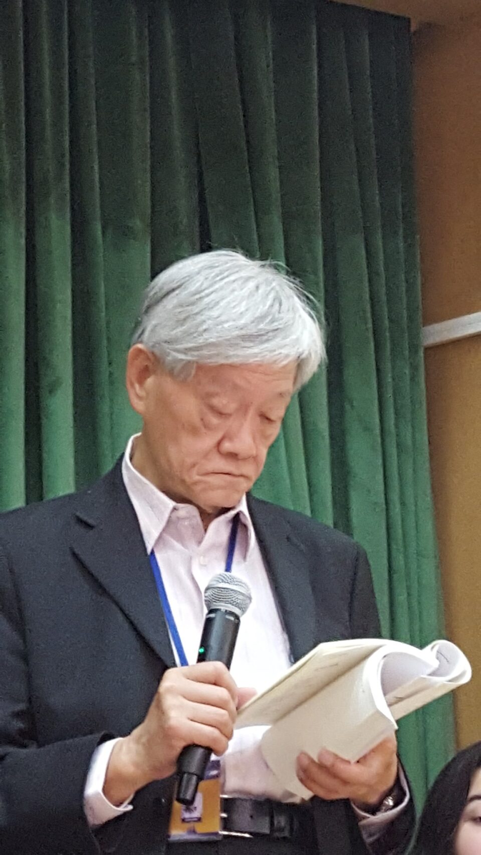 Dr Lee reading Poetry at Yassy Festival 2019