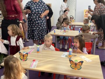 Primăria Dumbrăveni le-a oferit preșcolarilor din comună o nouă grădiniță modernă, inaugurată în prima zi a noului an școlar