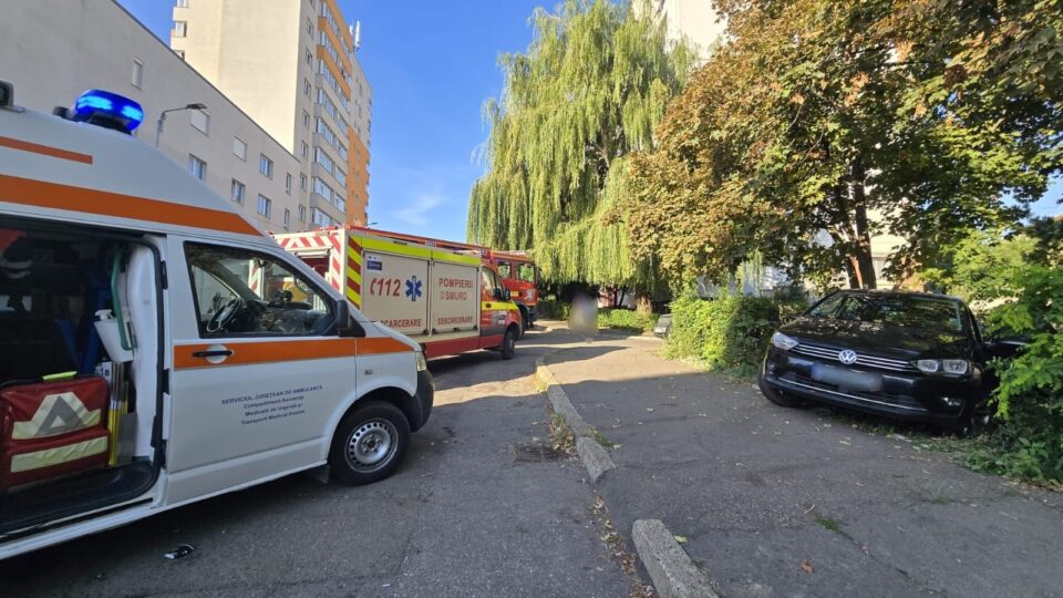 O maşină a lovit o mamă și doi copii, în cartierul Obcini