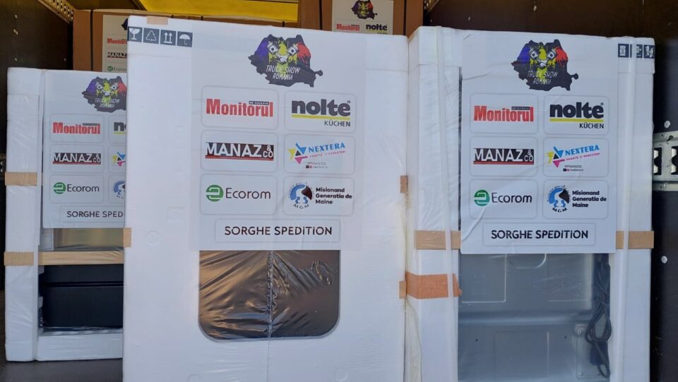 Surpriză pentru 11 familii din Broșteni: suceveni inimoși le-au oferit frigidere și aragaze noi, în locul celor îngropate în mâlul adus de inundații
