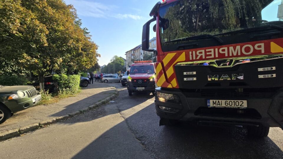 O maşină a lovit o mamă și doi copii, în cartierul Obcini