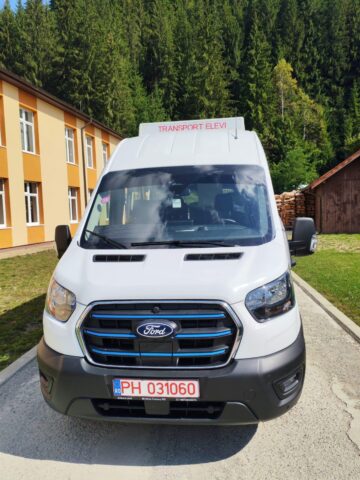 Primăria Iacobeni a primit, cu sprijinul președintelui CJ, Gheorghe Șoldan, un microbuz electric pentru transportul elevilor