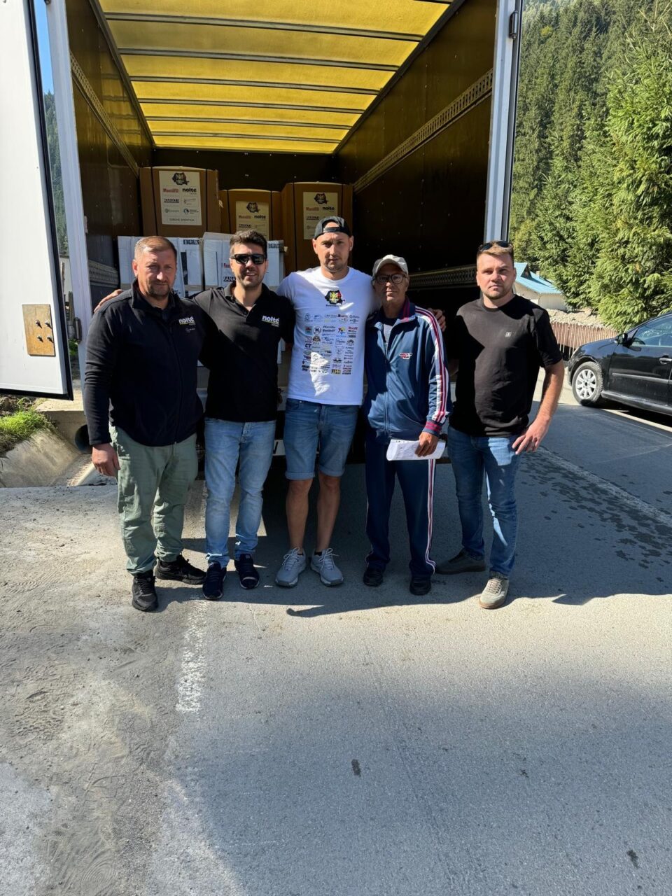 Surpriză pentru 11 familii din Broșteni: suceveni inimoși le-au oferit frigidere și aragaze noi, în locul celor îngropate în mâlul adus de inundații