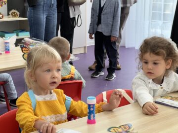 Primăria Dumbrăveni le-a oferit preșcolarilor din comună o nouă grădiniță modernă, inaugurată în prima zi a noului an școlar