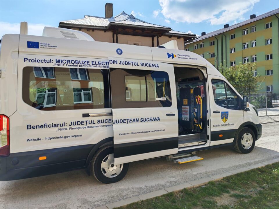 Primăria Iacobeni a primit, cu sprijinul președintelui CJ, Gheorghe Șoldan, un microbuz electric pentru transportul elevilor