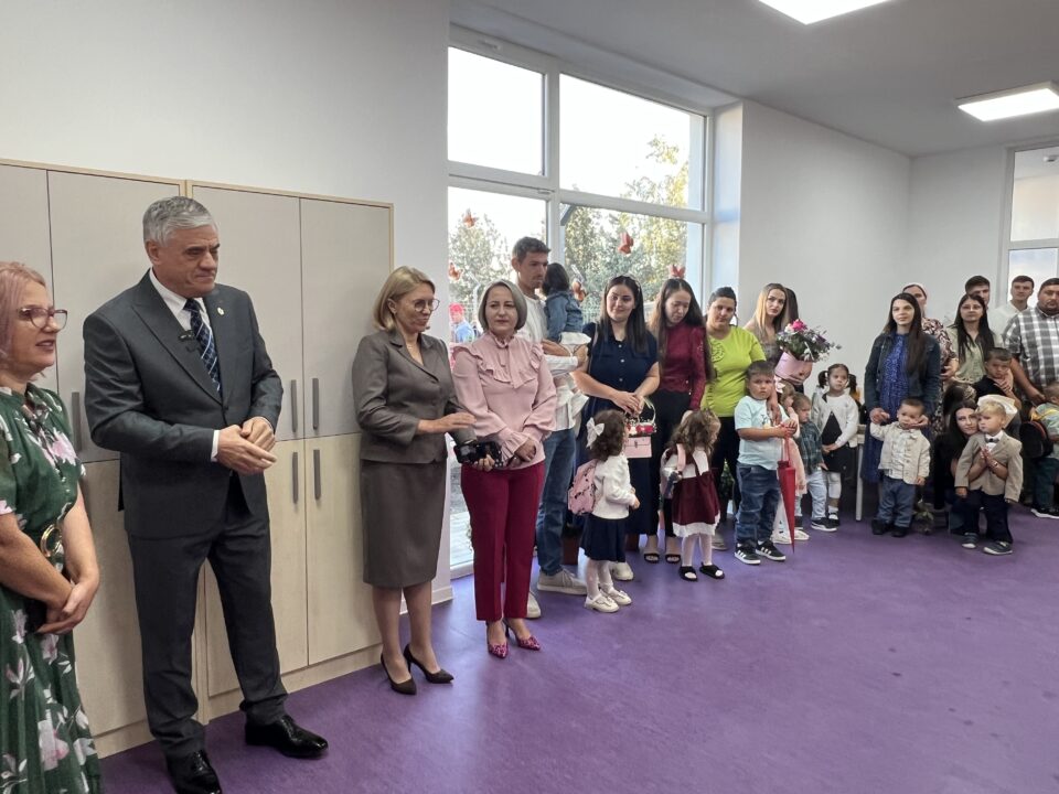 Primăria Dumbrăveni le-a oferit preșcolarilor din comună o nouă grădiniță modernă, inaugurată în prima zi a noului an școlar