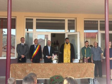 Prefectul Traian Andronachi a participat la deschiderea anului școlar în localitățile afectate de inundațiile de la finalul lunii iulie