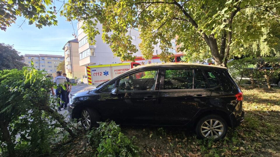 O maşină a lovit o mamă și doi copii, în cartierul Obcini