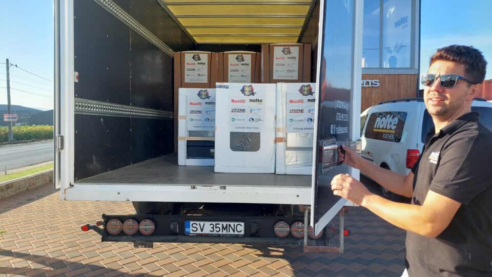 Surpriză pentru 11 familii din Broșteni: suceveni inimoși le-au oferit frigidere și aragaze noi, în locul celor îngropate în mâlul adus de inundații