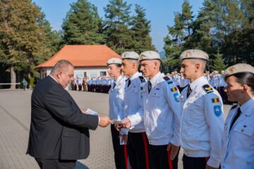 Distincții și înaintări în grad, la deschiderea anului școlar de la Colegiul Militar Câmpulung Moldovenesc