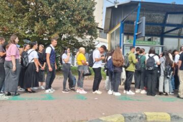 Aglomerație mare la chioșcul TPL din Centru, odată cu începerea școlii