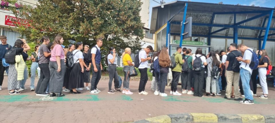 Aglomerație mare la chioșcul TPL din Centru, odată cu începerea școlii