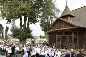 Zi de aleasă sărbătoare în Horodnic de Sus, cu liturghie arhierească oficiată de episcopul Europei de Nord, onoruri pentru preoții comunității și o lecție de unitate a primarului Valentin Luță