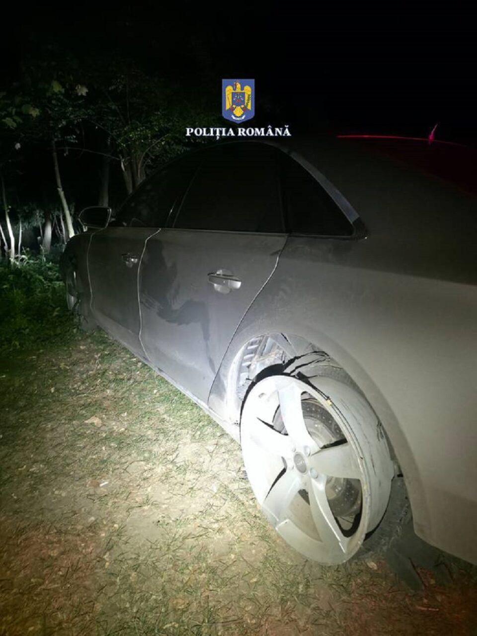 Șofer băut și cu permisul suspendat, oprit de polițiști cu banda de cuie