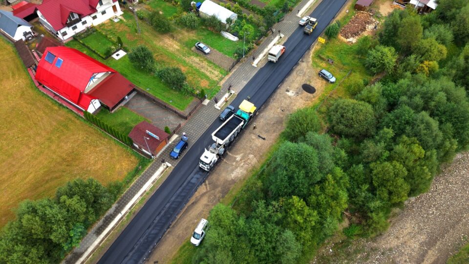 Asfaltarea drumului care leagă Straja, Brodina și Ulma, aproape finalizată