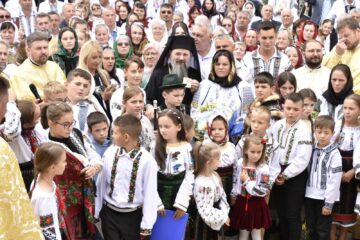 Zi de aleasă sărbătoare în Horodnic de Sus, cu liturghie arhierească oficiată de episcopul Europei de Nord, onoruri pentru preoții comunității și o lecție de unitate a primarului Valentin Luță