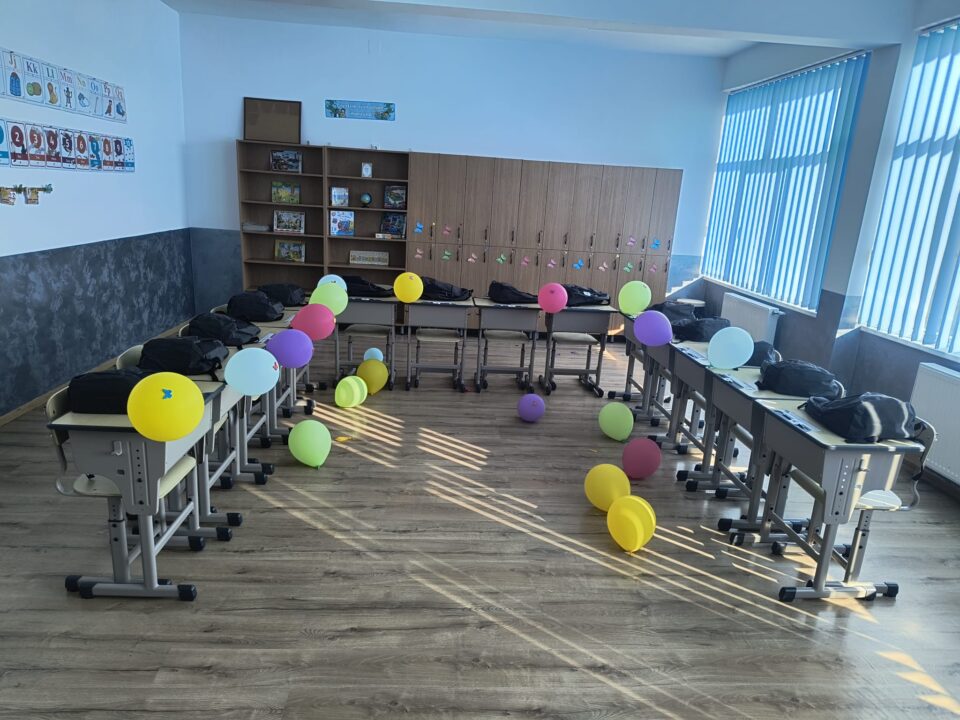 Elevii de la clasele pregătitoare din Verești, Corocăiești și Bursuceni au primit ghiozdane în prima zi de școală