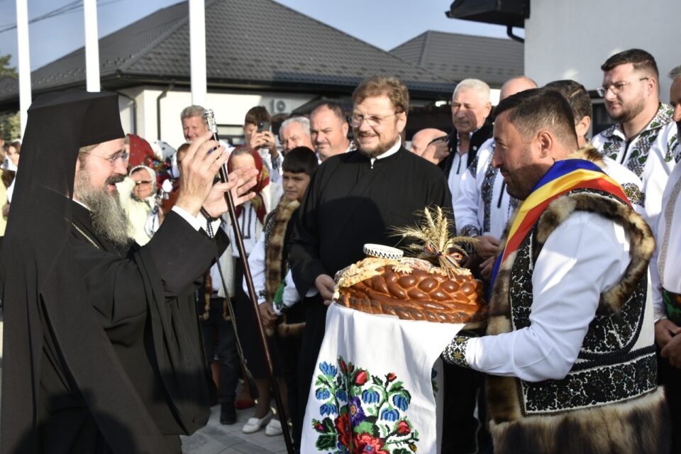 Zi de aleasă sărbătoare în Horodnic de Sus, cu liturghie arhierească oficiată de episcopul Europei de Nord, onoruri pentru preoții comunității și o lecție de unitate a primarului Valentin Luță