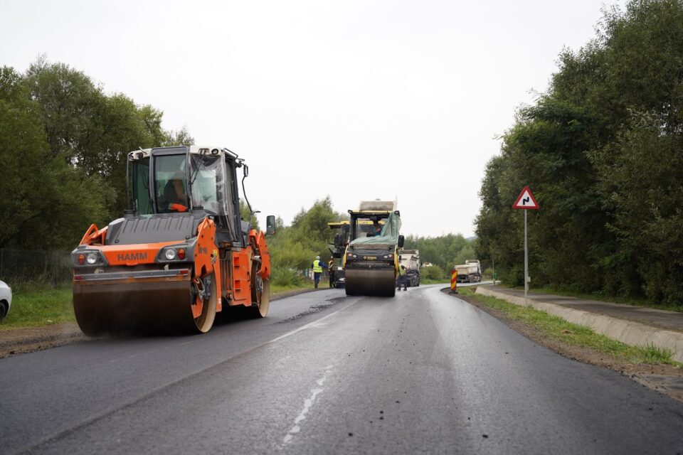Asfaltarea drumului care leagă Straja, Brodina și Ulma, aproape finalizată