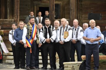 Zi de aleasă sărbătoare în Horodnic de Sus, cu liturghie arhierească oficiată de episcopul Europei de Nord, onoruri pentru preoții comunității și o lecție de unitate a primarului Valentin Luță