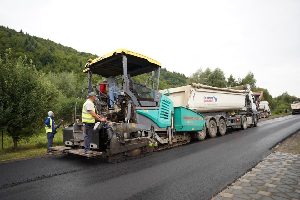 Asfaltarea drumului care leagă Straja, Brodina și Ulma, aproape finalizată