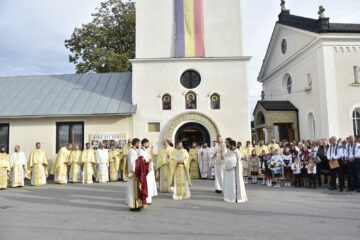 Zi de aleasă sărbătoare în Horodnic de Sus, cu liturghie arhierească oficiată de episcopul Europei de Nord, onoruri pentru preoții comunității și o lecție de unitate a primarului Valentin Luță
