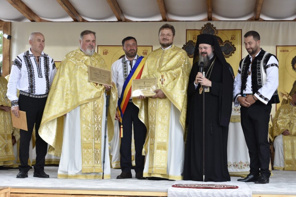 Zi de aleasă sărbătoare în Horodnic de Sus, cu liturghie arhierească oficiată de episcopul Europei de Nord, onoruri pentru preoții comunității și o lecție de unitate a primarului Valentin Luță