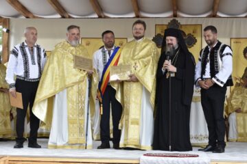 Zi de aleasă sărbătoare în Horodnic de Sus, cu liturghie arhierească oficiată de episcopul Europei de Nord, onoruri pentru preoții comunității și o lecție de unitate a primarului Valentin Luță