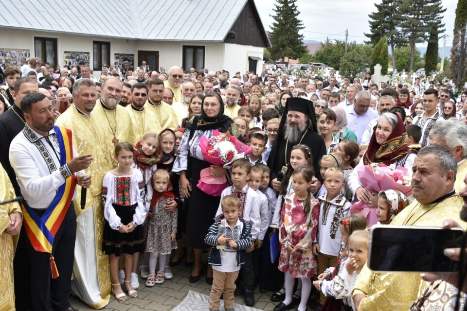 Zi de aleasă sărbătoare în Horodnic de Sus, cu liturghie arhierească oficiată de episcopul Europei de Nord, onoruri pentru preoții comunității și o lecție de unitate a primarului Valentin Luță