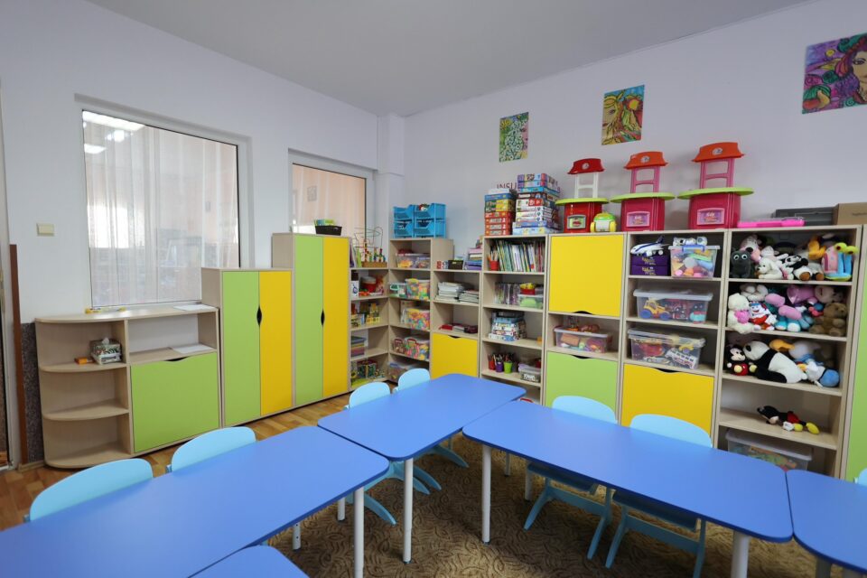 Primăria Vatra Dornei a dotat toate unitățile de învățământ din municipiu cu mobilier nou și echipamente moderne printr-un proiect de peste 1,1 milioane de euro
