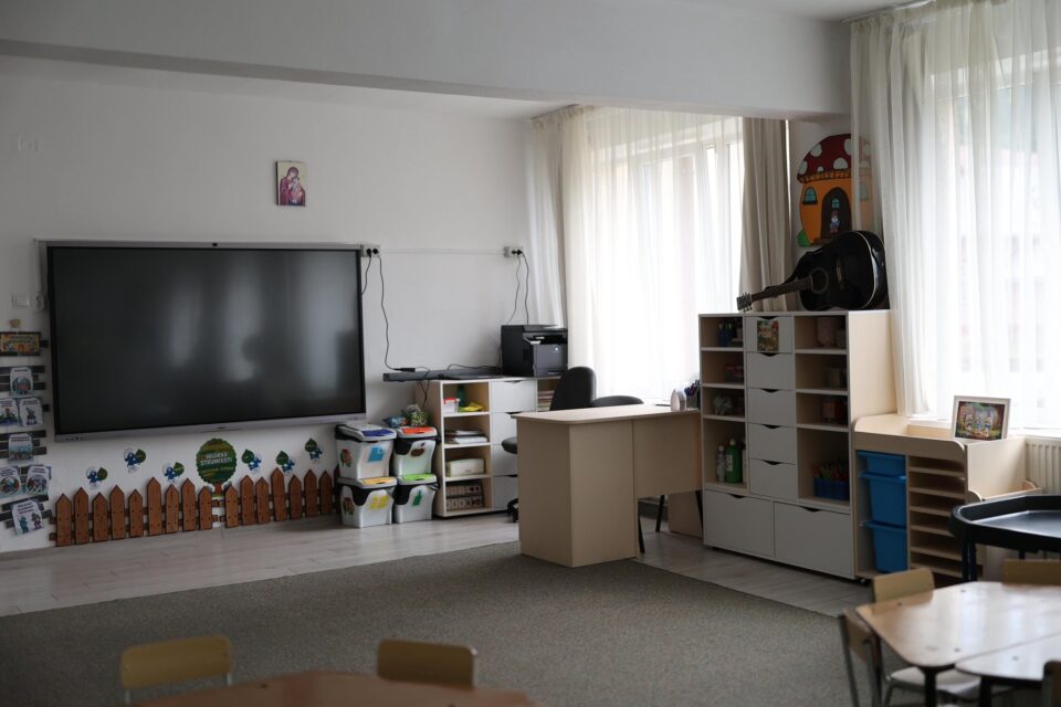 Primăria Vatra Dornei a dotat toate unitățile de învățământ din municipiu cu mobilier nou și echipamente moderne printr-un proiect de peste 1,1 milioane de euro