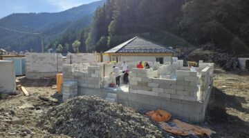 Nouă case noi, construite la Broșteni de bosânceni și de comunitatea penticostală din România