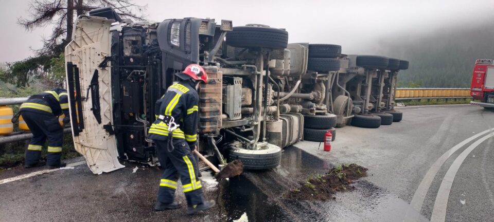 Autobasculantă cu pietriș, răsturnată pe Mestecăniș