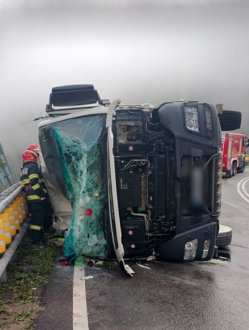 Autobasculantă cu pietriș, răsturnată pe Mestecăniș