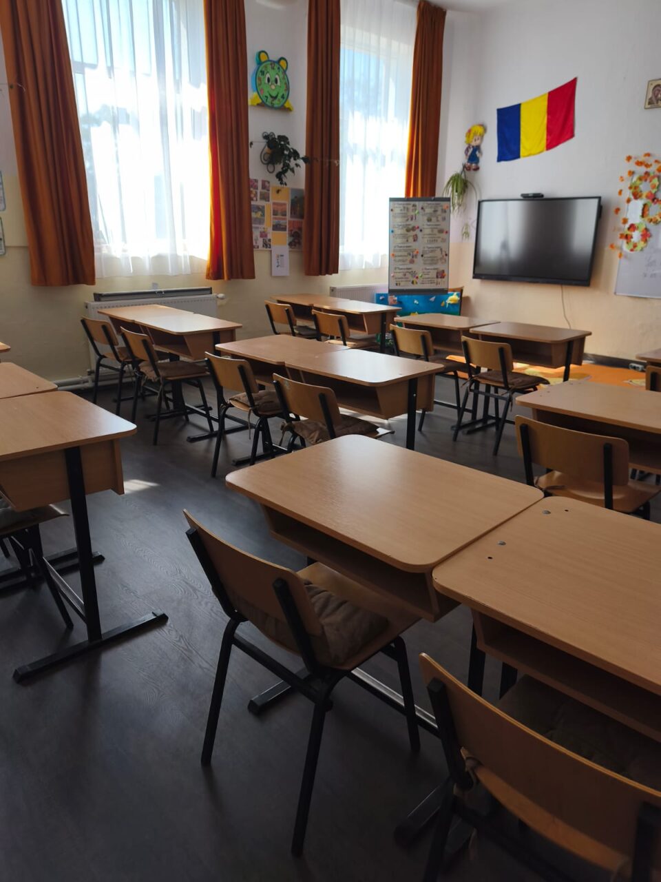 Școala din Corocăiești a primit peste 550 de metri pătrați de parchet din partea companiei Egger