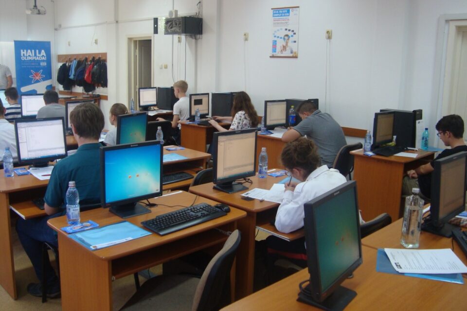 Cursuri gratuite la informatică, pentru elevii de gimnaziu și liceu