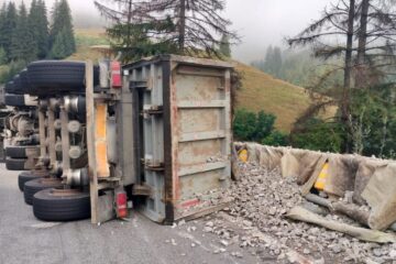 Autobasculantă cu pietriș, răsturnată pe Mestecăniș
