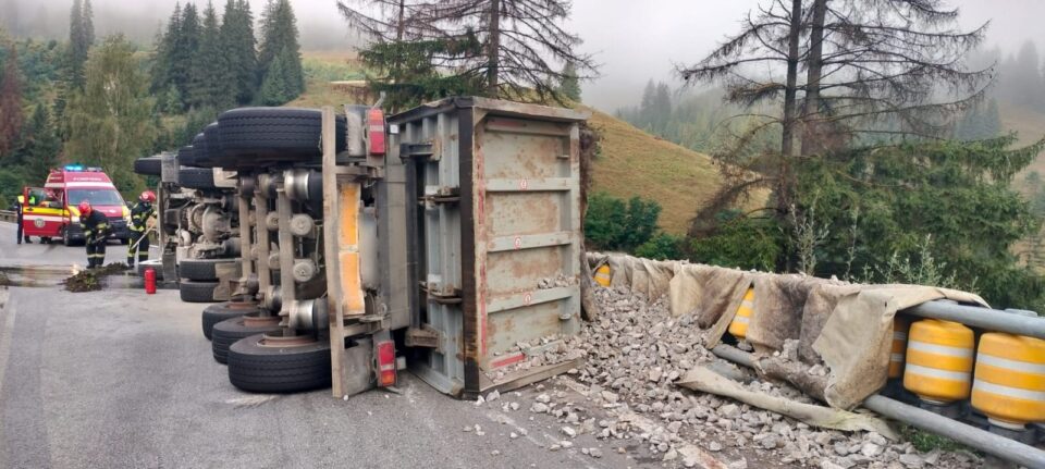 Autobasculantă cu pietriș, răsturnată pe Mestecăniș