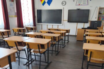Școala din Corocăiești a primit peste 550 de metri pătrați de parchet din partea companiei Egger