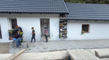 Nouă case noi, construite la Broșteni de bosânceni și de comunitatea penticostală din România