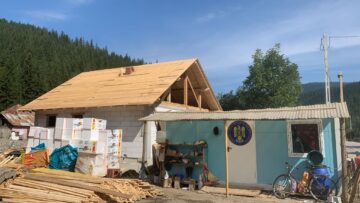 Nouă case noi, construite la Broșteni de bosânceni și de comunitatea penticostală din România