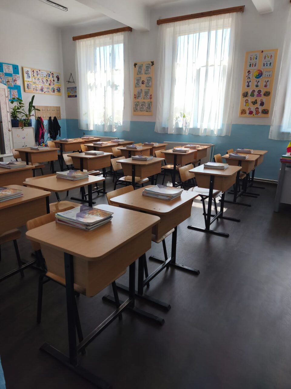 Școala din Corocăiești a primit peste 550 de metri pătrați de parchet din partea companiei Egger