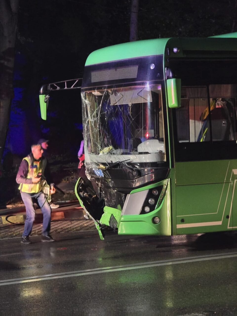 Accident violent în Suceava, cu un autoturism intrat într-un autobuz. Doi răniți si cinci mașini implicate în total