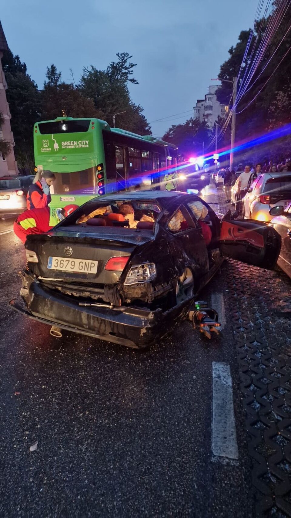Accident violent în Suceava, cu un autoturism intrat într-un autobuz. Doi răniți și cinci mașini implicate în total