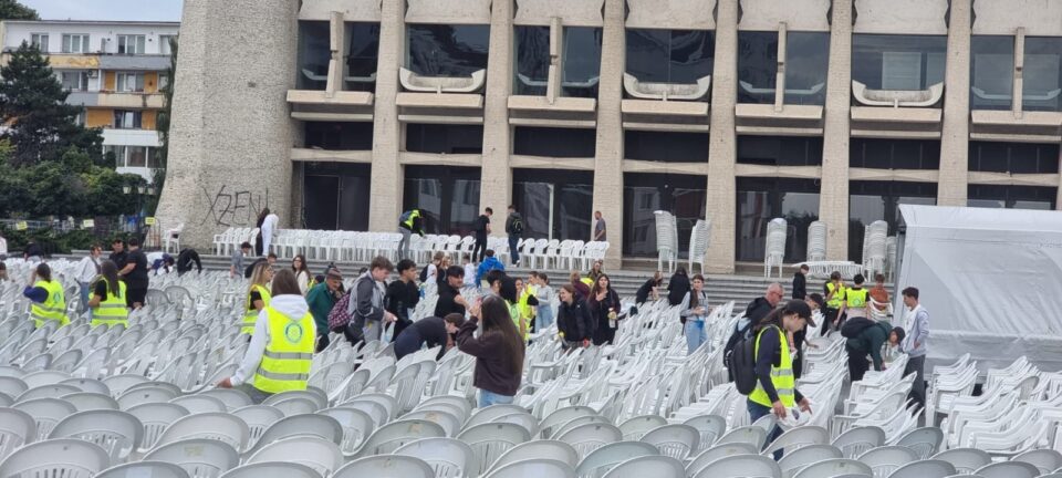 Voluntarii pregătesc zona pentru public