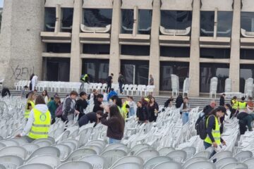 Voluntarii pregătesc zona pentru public