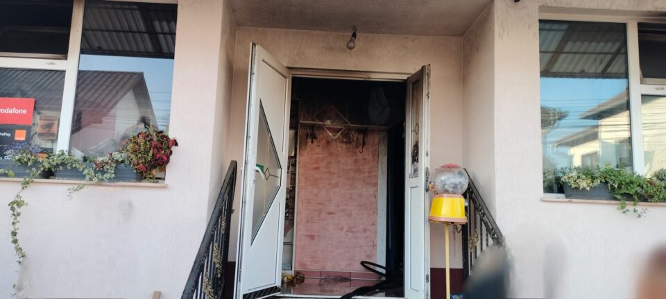 Pompierii, intervenție la un incendiu la un magazin, cu pericol de extindere la spații de locuit