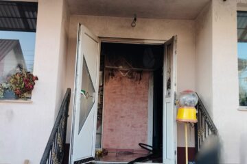 Pompierii, intervenție la un incendiu la un magazin, cu pericol de extindere la spații de locuit