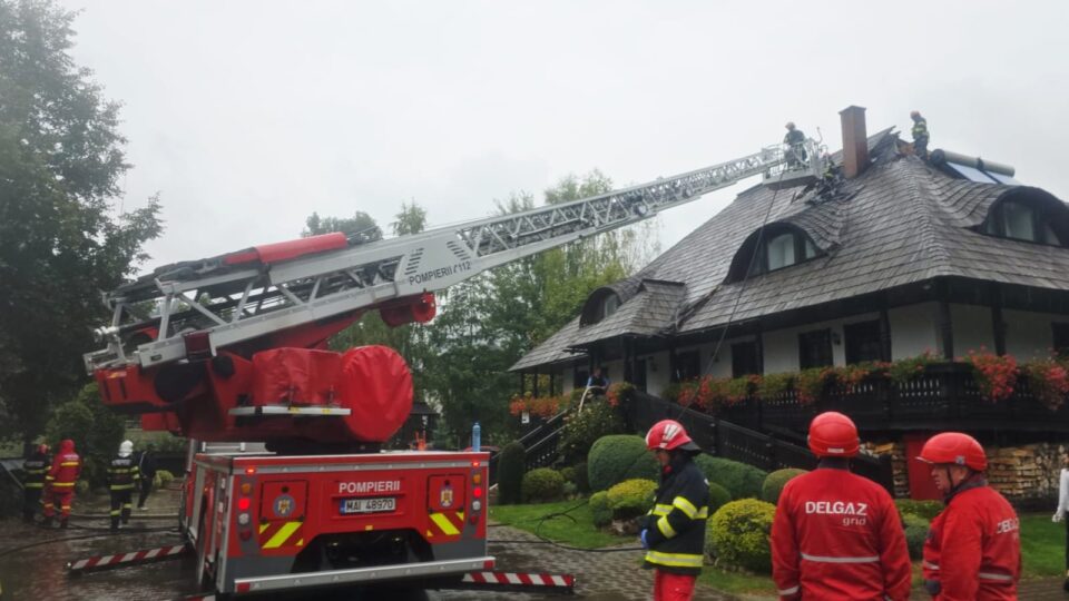 Un incendiu la o pensiune turistică a fost oprit, din fericire, la timp de pompieri